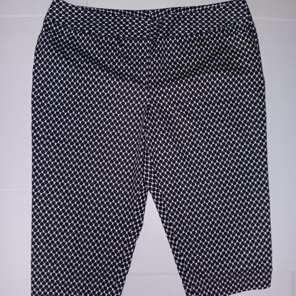 WORTHINGTON WOMAN MODERN FIT COTTON BLEND CAPRI PANTS - Picture 10 of 15